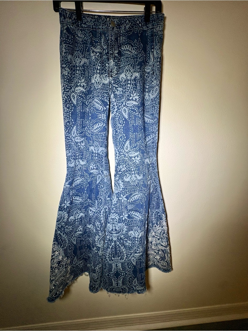Free People Just Float On Flare Jeans 25 Paisley Embroidered Bell Bottom Boho - Picture 9 of 14